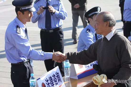 西山分局在市局黨委和區(qū)委政府的堅(jiān)強(qiáng)領(lǐng)導(dǎo)下，自4月20日起，在全區(qū)開(kāi)展嚴(yán)打整治專項(xiàng)工作，取得了良好成績(jī)。