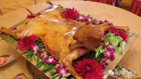 錫伯龍生態(tài)山莊的烤全羊