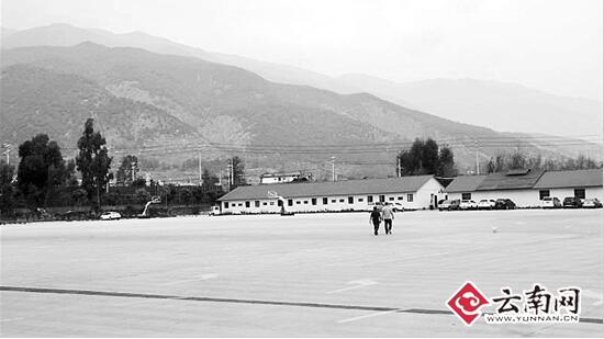 空空蕩蕩的大理某購物店停車場(chǎng)。