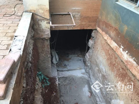 一樓墻角的土被挖開(kāi)