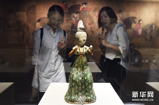陜西歷史博物館館藏“三彩釉陶梳妝女坐俑” 陜西歷史博物館館藏“三彩釉陶梳妝女坐俑”