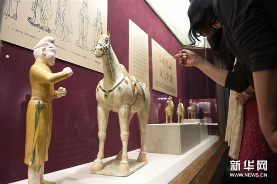 三彩釉陶男牽馬俑及三彩釉陶馬 三彩釉陶男牽馬俑及三彩釉陶馬