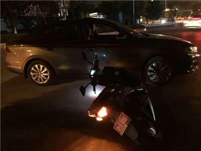 穿金路1小時連發(fā)2起“鬼探頭”式撞車 穿金路1小時連發(fā)2起“鬼探頭”式撞車