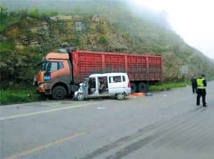 富源一超員微面與貨車相撞，4死5傷。