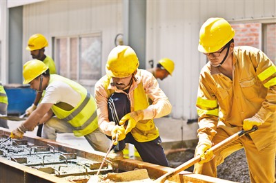 中巴兩國工人在拉合爾橙線項目軌枕預(yù)制廠制造混凝土軌枕。 