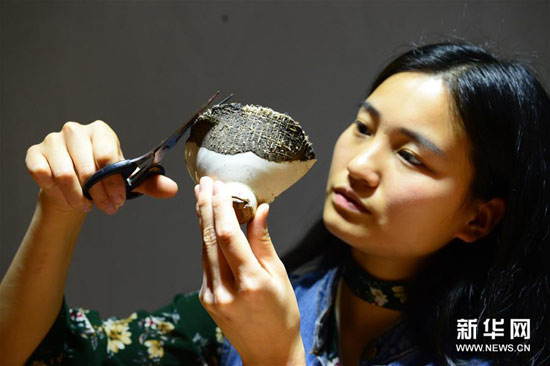 黃俊玲對補缺用的夏布進行修剪。