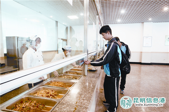 云南學(xué)校食堂嚴(yán)禁銷售過夜剩飯剩菜 不準(zhǔn)賣四季豆 云南學(xué)校食堂嚴(yán)禁銷售過夜剩飯剩菜 不準(zhǔn)賣四季豆