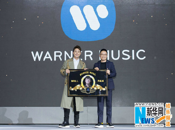 潘瑋柏與華納音樂在北京水立方隆重簽下契約。