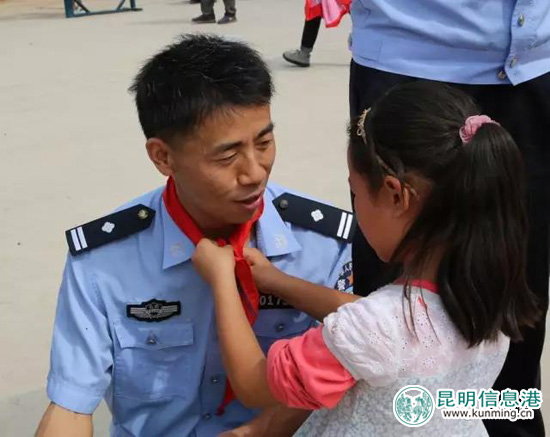 安寧市公安局到洛陽(yáng)池社區(qū)慰問(wèn)困難流動(dòng)兒童 安寧市公安局到洛陽(yáng)池社區(qū)慰問(wèn)困難流動(dòng)兒童