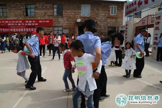 安寧市公安局到洛陽(yáng)池社區(qū)慰問(wèn)困難流動(dòng)兒童 安寧市公安局到洛陽(yáng)池社區(qū)慰問(wèn)困難流動(dòng)兒童