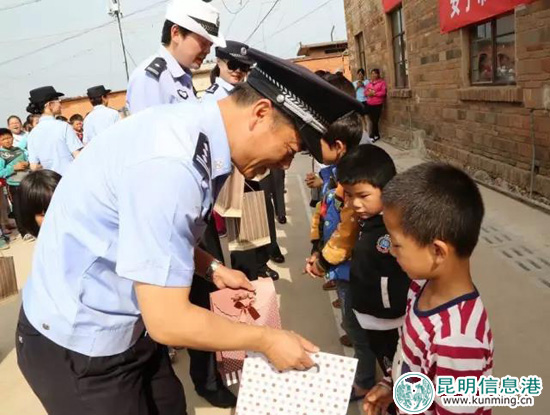 安寧市公安局到洛陽(yáng)池社區(qū)慰問(wèn)困難流動(dòng)兒童 安寧市公安局到洛陽(yáng)池社區(qū)慰問(wèn)困難流動(dòng)兒童