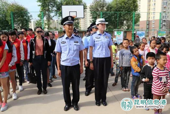 安寧市公安局到洛陽(yáng)池社區(qū)慰問(wèn)困難流動(dòng)兒童 安寧市公安局到洛陽(yáng)池社區(qū)慰問(wèn)困難流動(dòng)兒童
