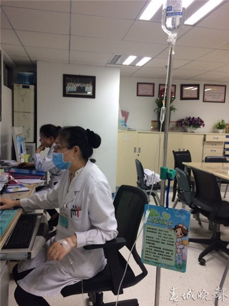 女醫(yī)生帶病輸液上班 市民感動(dòng)拍照點(diǎn)贊