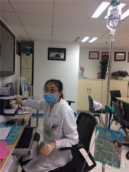 女醫(yī)生帶病輸液上班 市民感動(dòng)拍照點(diǎn)贊