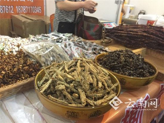 云南農(nóng)產(chǎn)品亮相商洽會(huì) 現(xiàn)磨自助咖啡機(jī)助陣