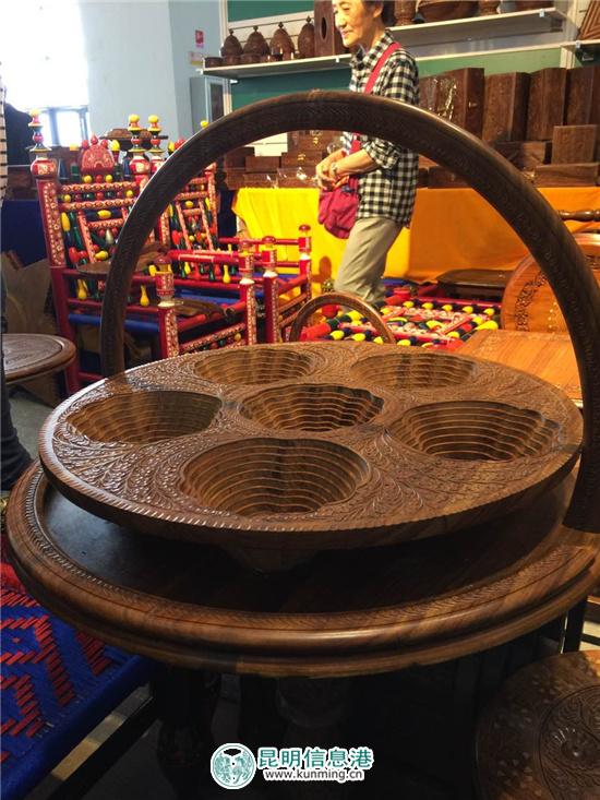 商洽會(huì)上的新奇手工藝品 透著匠心雕飾的文化