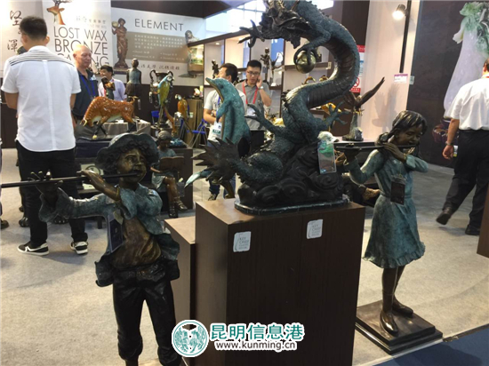 商洽會(huì)上的新奇手工藝品 透著匠心雕飾的文化