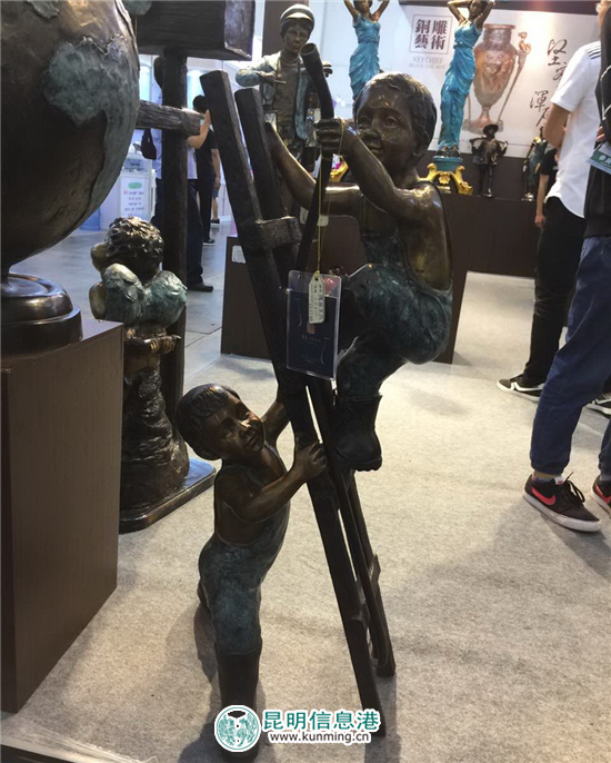 商洽會(huì)上的新奇手工藝品 透著匠心雕飾的文化