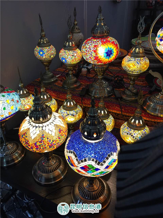 商洽會(huì)上的新奇手工藝品 透著匠心雕飾的文化