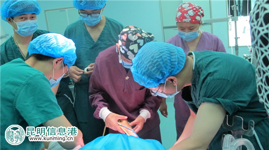 多學科聯(lián)合作戰(zhàn) 昆醫(yī)附一院成功為“玻璃人”置換膝關節(jié)