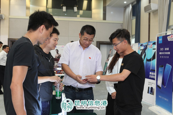 云南電信與聯(lián)通公司合力落實(shí)提速降費(fèi) 推廣六模全網(wǎng)通 云南電信與聯(lián)通公司合力落實(shí)提速降費(fèi) 推廣六模全網(wǎng)通