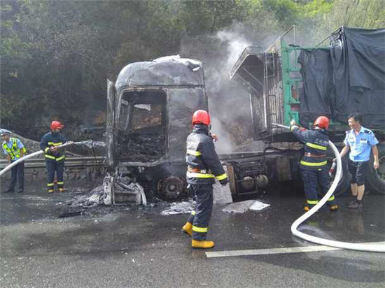 昆磨高速一滿載瓷磚的貨車起火 未造成人員傷亡 昆磨高速一滿載瓷磚的貨車起火 未造成人員傷亡
