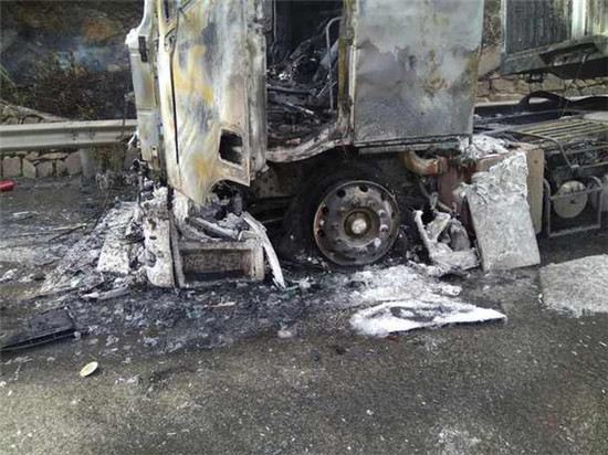 昆磨高速一滿載瓷磚的貨車起火 未造成人員傷亡 昆磨高速一滿載瓷磚的貨車起火 未造成人員傷亡