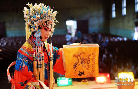 衡水市冀州區(qū)西王鎮(zhèn)老劇場(chǎng)，農(nóng)民京劇社的演員為群眾演出折子戲《大登殿》