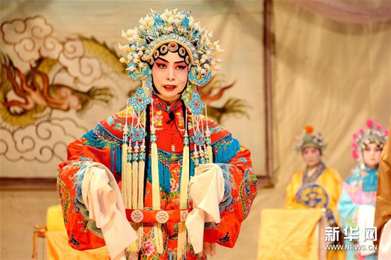 衡水市冀州區(qū)西王鎮(zhèn)老劇場(chǎng)，農(nóng)民京劇社的演員為群眾演出折子戲《大登殿》