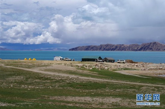 位于西藏色林錯(cuò)湖畔的第二次青藏高原綜合科考江湖源生物與生態(tài)變化考察隊(duì)大營(yíng) 位于西藏色林錯(cuò)湖畔的第二次青藏高原綜合科考江湖源生物與生態(tài)變化考察隊(duì)大營(yíng)