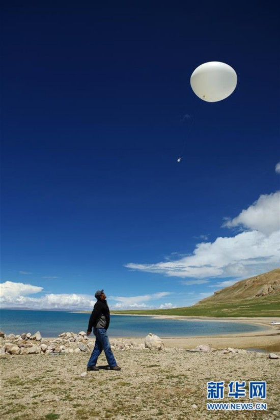 考察隊(duì)成員馬曉偉在色林錯(cuò)湖畔放飛探空氣球 考察隊(duì)成員馬曉偉在色林錯(cuò)湖畔放飛探空氣球