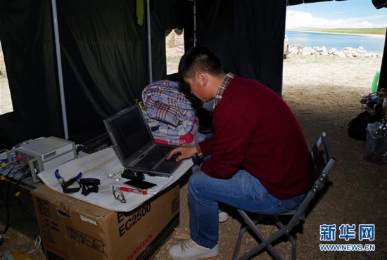 考察隊(duì)成員孫根厚在色林錯(cuò)湖畔大營(yíng)中處理探空氣球傳回的氣象數(shù)據(jù) 考察隊(duì)成員孫根厚在色林錯(cuò)湖畔大營(yíng)中處理探空氣球傳回的氣象數(shù)據(jù)