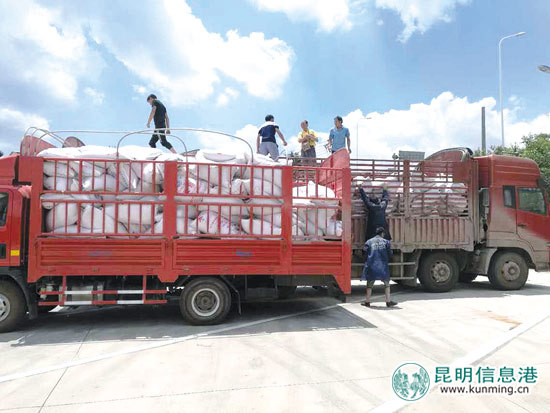 路政人員要求超限運輸車輛卸貨