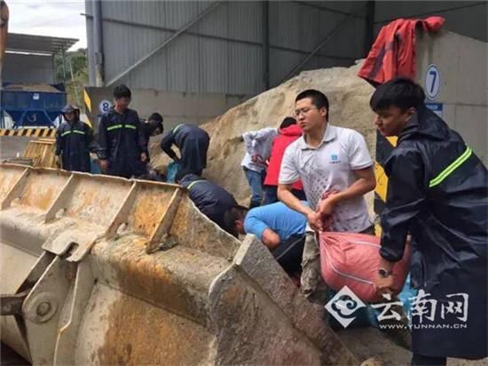 華麗高速項目部幫助轉移群眾200余人