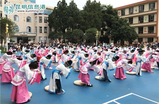 云南省委機(jī)關(guān)幼兒園舉行“開(kāi)筆禮” 萌娃拜孔謝師謝父母 云南省委機(jī)關(guān)幼兒園舉行“開(kāi)筆禮” 萌娃拜孔謝師謝父母