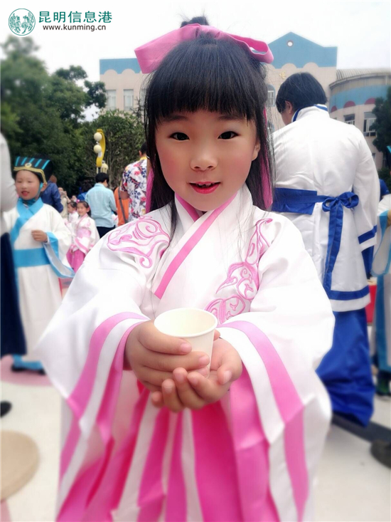 云南省委機(jī)關(guān)幼兒園舉行“開(kāi)筆禮” 萌娃拜孔謝師謝父母 云南省委機(jī)關(guān)幼兒園舉行“開(kāi)筆禮” 萌娃拜孔謝師謝父母