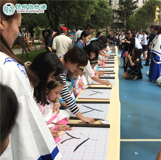 云南省委機(jī)關(guān)幼兒園舉行“開(kāi)筆禮” 萌娃拜孔謝師謝父母 云南省委機(jī)關(guān)幼兒園舉行“開(kāi)筆禮” 萌娃拜孔謝師謝父母