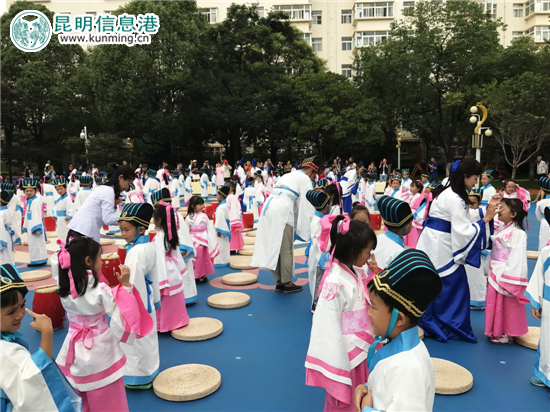 云南省委機(jī)關(guān)幼兒園舉行“開(kāi)筆禮” 萌娃拜孔謝師謝父母 云南省委機(jī)關(guān)幼兒園舉行“開(kāi)筆禮” 萌娃拜孔謝師謝父母