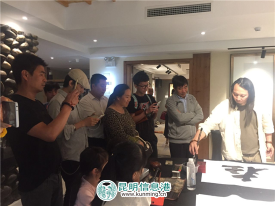 王其林書畫展走進蒼洱之濱 展出期間將進行義賣