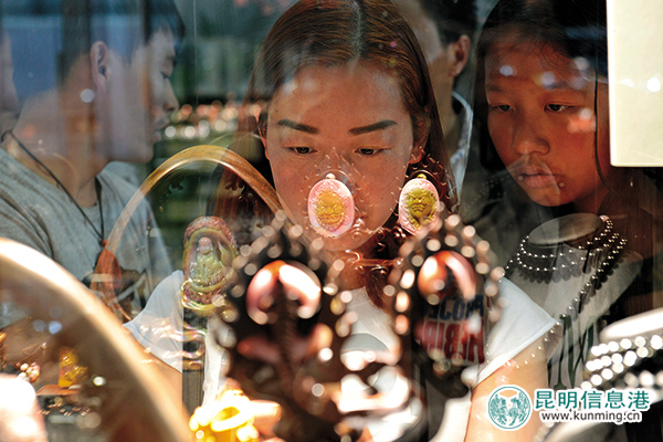 昆明石博會珍寶探秘 展出的雞缸杯并非拍出2.3億那只 昆明石博會珍寶探秘 展出的雞缸杯并非拍出2.3億那只