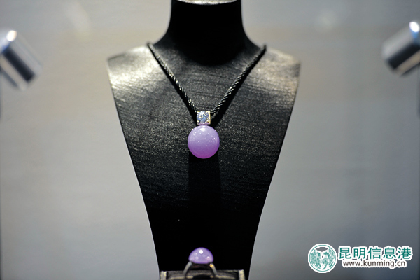 昆明石博會珍寶探秘 展出的雞缸杯并非拍出2.3億那只 昆明石博會珍寶探秘 展出的雞缸杯并非拍出2.3億那只