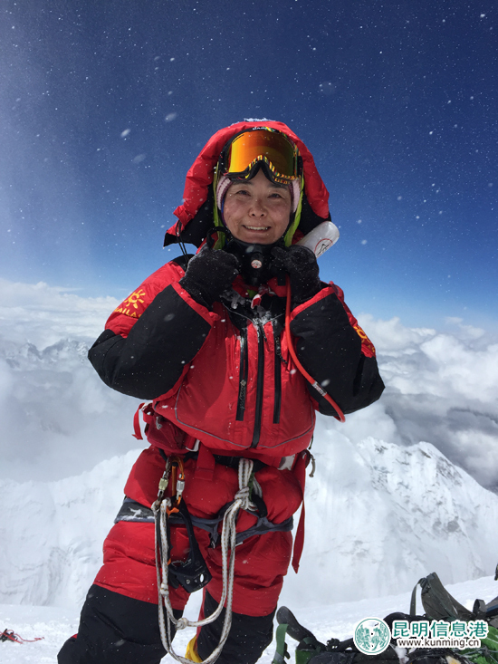 登頂珠峰后留下紀(jì)念照