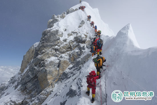 沖頂前的最后一關(guān)希拉里臺階