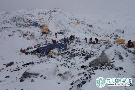 2015年雪崩后的珠峰大本營一片狼藉