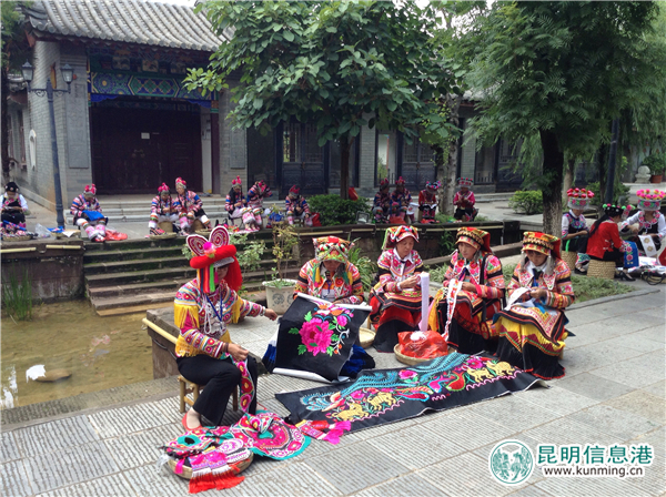 楚雄火把節(jié)系列活動“指尖上的記憶”彝繡動態(tài)展舉行 楚雄火把節(jié)系列活動“指尖上的記憶”彝繡動態(tài)展舉行