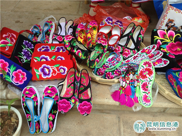 楚雄火把節(jié)系列活動“指尖上的記憶”彝繡動態(tài)展舉行 楚雄火把節(jié)系列活動“指尖上的記憶”彝繡動態(tài)展舉行