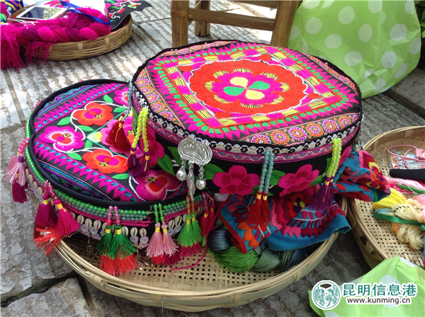 楚雄火把節(jié)系列活動“指尖上的記憶”彝繡動態(tài)展舉行 楚雄火把節(jié)系列活動“指尖上的記憶”彝繡動態(tài)展舉行