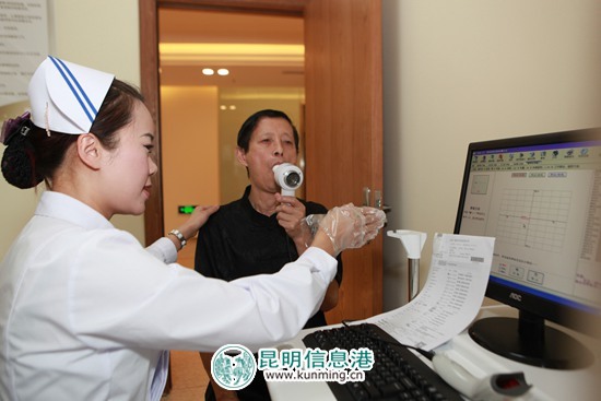 菲悅健康管理中心為云南著名書(shū)法家、畫(huà)家提供免費(fèi)公益體檢活動(dòng)