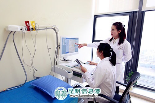 菲悅健康管理中心為云南著名書(shū)法家、畫(huà)家提供免費(fèi)公益體檢活動(dòng)