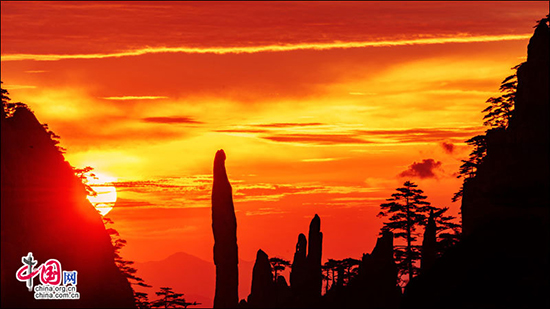 安徽黃山高溫催生火燒云 大半個(gè)天空被染紅